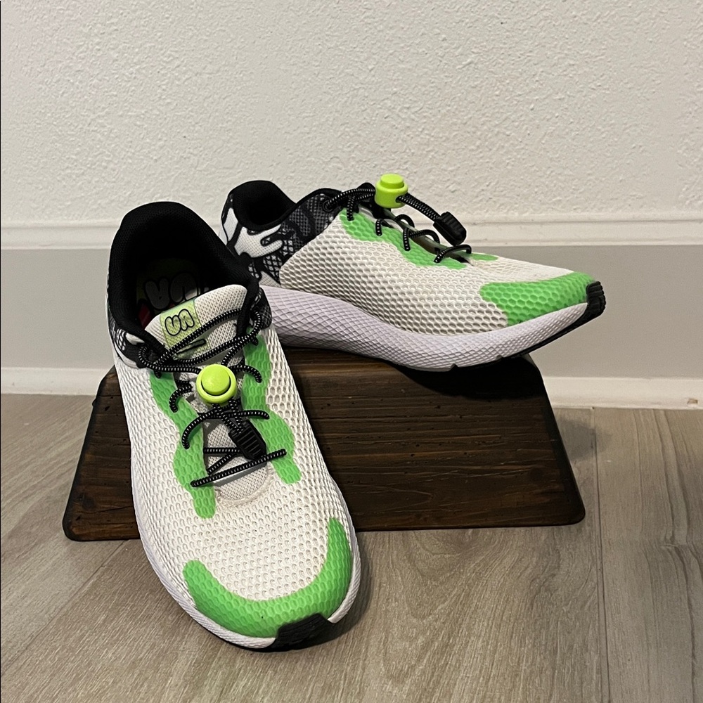 Under Armour Kids White and Green Sneakers with no hassle laces size youth 5.5